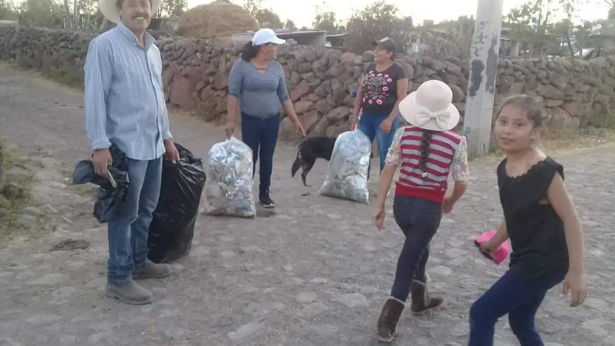 Familias de 14 comunidades de San Juan del Río participan en jornadas de aseo en áreas comunes.